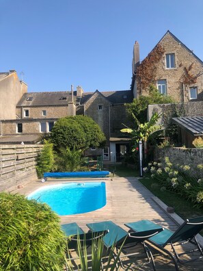 Utendørsbasseng og et oppvarmet basseng