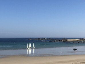 Perto da praia, espreguiçadeiras