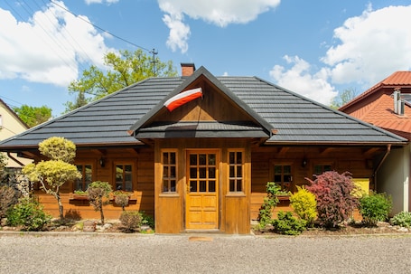 Exterior detail. Enjoy the silence and comfort of Under Oak site. Breakfast available on request