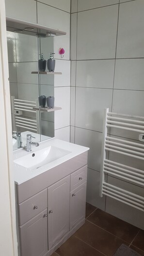 Een douche, handdoeken, toiletpapier