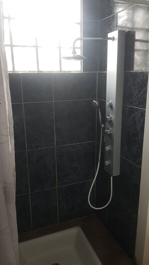 Douche, serviettes fournies, papier toilette