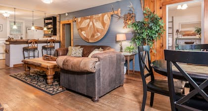 The Tree House, Vintage Mountain Retreat