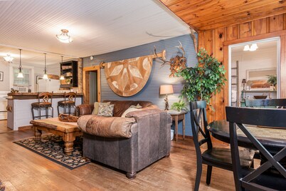 The Tree House, Vintage Mountain Retreat