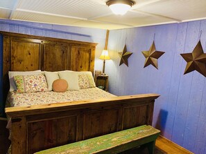 2 quartos, ferros/tábuas de passar roupa, berço de viagem