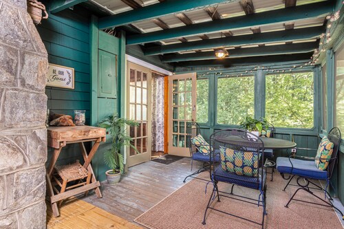 Cozy Tree House Cottage - Fireplace & Hot Tub