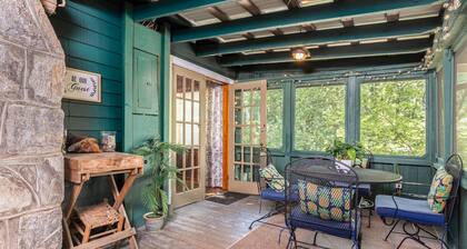 Cozy Tree House Cottage - Fireplace & Hot Tub