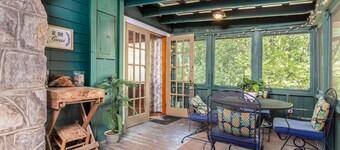 Cozy Tree House Cottage - Fireplace & Hot Tub