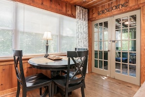 Dining - Cozy Tree House Cottage - Fireplace & Hot Tub (Zirconia)