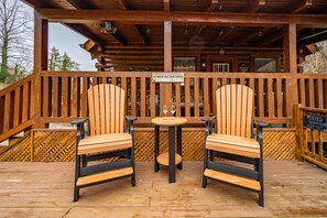 Outdoor dining - Cozy Log Cabin-Hot Tub-Fire-Pit-Pond-CLEAN-Dollywood-Soaky Water Park-Dollywood (Sevierville)