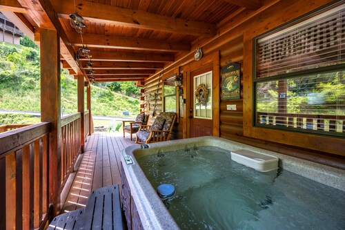 Cozy Log Cabin-Hot Tub-Fire-Pit-Pond-CLEAN-Dollywood-Soaky Water Park-Dollywood