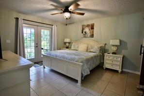 2 quartos, ferros/tábuas de passar roupa, berço de viagem