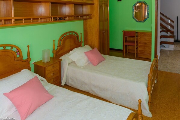 3 chambres, fer et planche à repasser, draps fournis