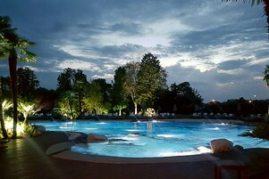 2 piscinas internas, piscina externa, espreguiçadeiras