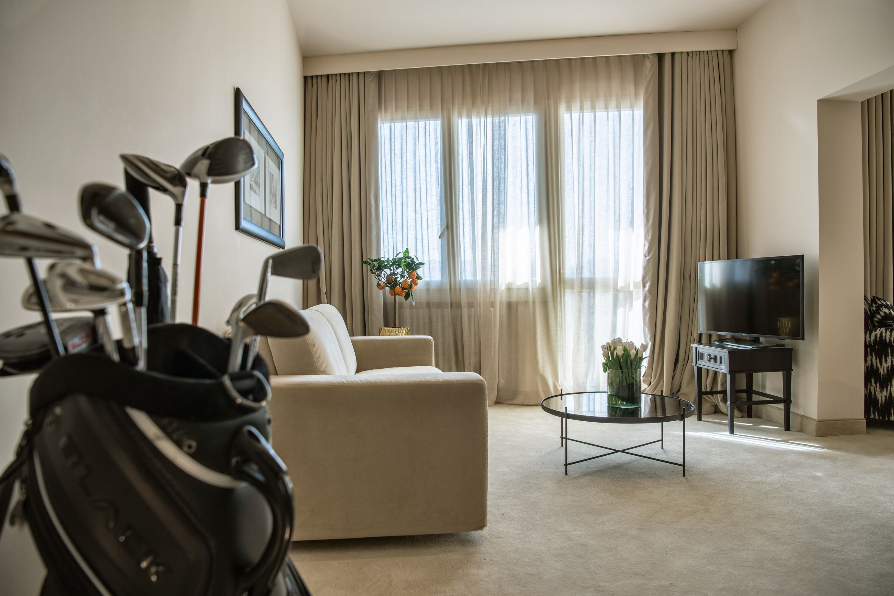 Deluxe-Studiosuite, 1 King-Bett | Wohnzimmer | 30-Zoll-Smart-TV mit Premium-TV-Sendern, Fernseher, Fußbodenheizung