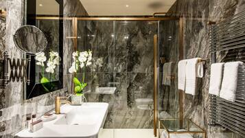 Dusche, Regendusche, kostenlose Toilettenartikel, Haartrockner