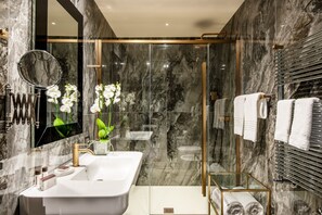Shower, rainfall showerhead, free toiletries, hair dryer