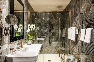 Shower, rainfall showerhead, free toiletries, hair dryer