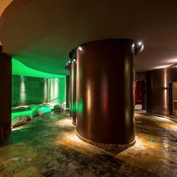 Salas de tratamiento para parejas, sauna y tina de hidromasaje