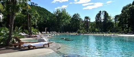 2 piscinas cubiertas, una piscina al aire libre, tumbonas