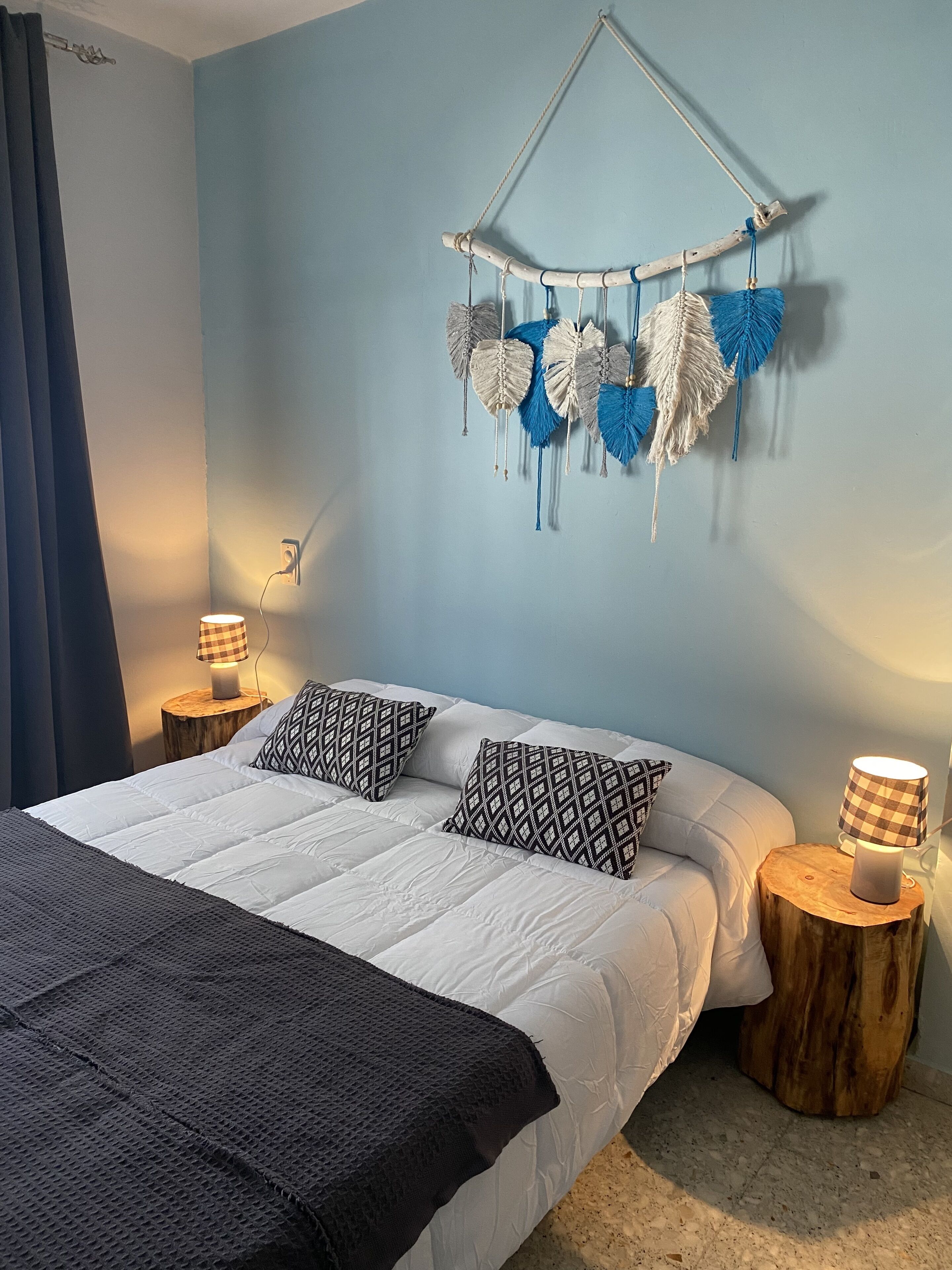 2 dormitorios, tabla de planchar con plancha, cuna de viaje