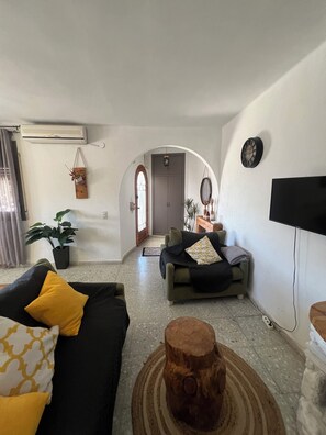 Televisión y chimenea 