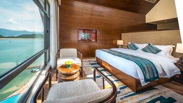 Suite, 1 King Bed, Non Smoking, Lake View (Pool) | In-room safe, individually decorated, individually furnished, desk