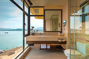 Suite Familiale, plusieurs lits, fumeurs, vue lac | Douche de la salle de bain