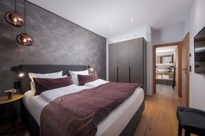 2 chambres, coffres-forts dans les chambres, fer et planche à repasser
