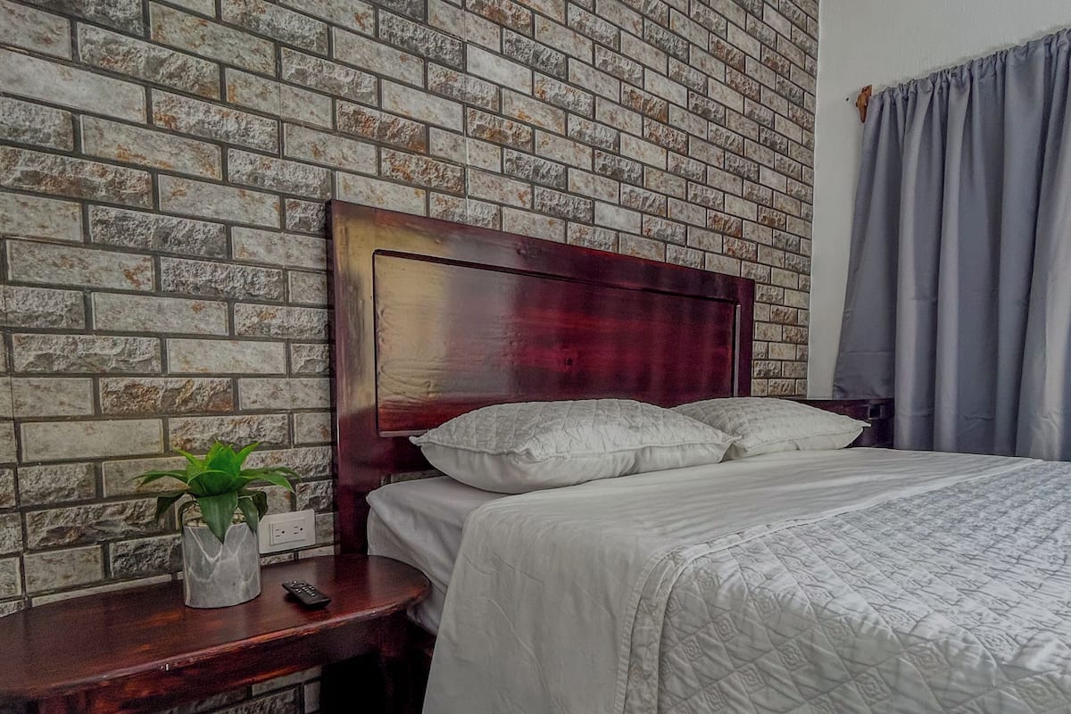 River Room | 1 quarto, roupas de cama premium, edredons de pluma, cortinas blackout