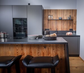 Kühlschrank, Mikrowelle, Ofen, Herdplatte