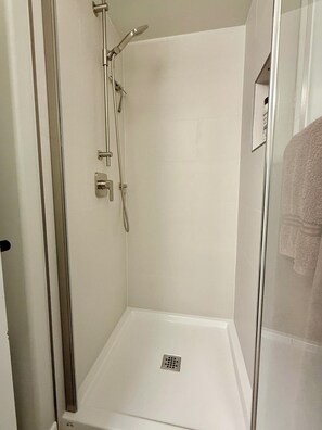 Shower, hair dryer, towels, soap - Ski-in|Ski-out, Studio, Sleeps 2, Full kitchen, Snow Creek Village, Sun Peaks (Sun Peaks)
