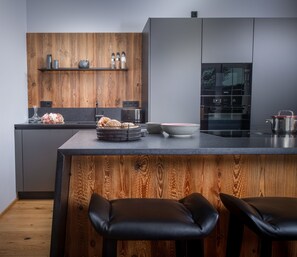 Kylskåp, ugn, spishäll och diskmaskin