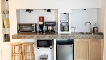 Réfrigérateur, micro-ondes, four, plaque de cuisson