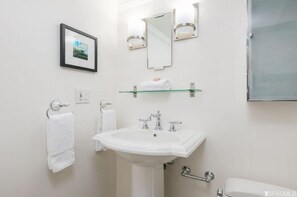 مجففات شعر، مناشف، صابون، ورق حمّام