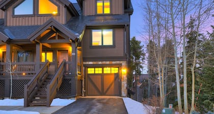 Snow on the Bluff – Close to Main Street, Great Views & Private Hot Tub!