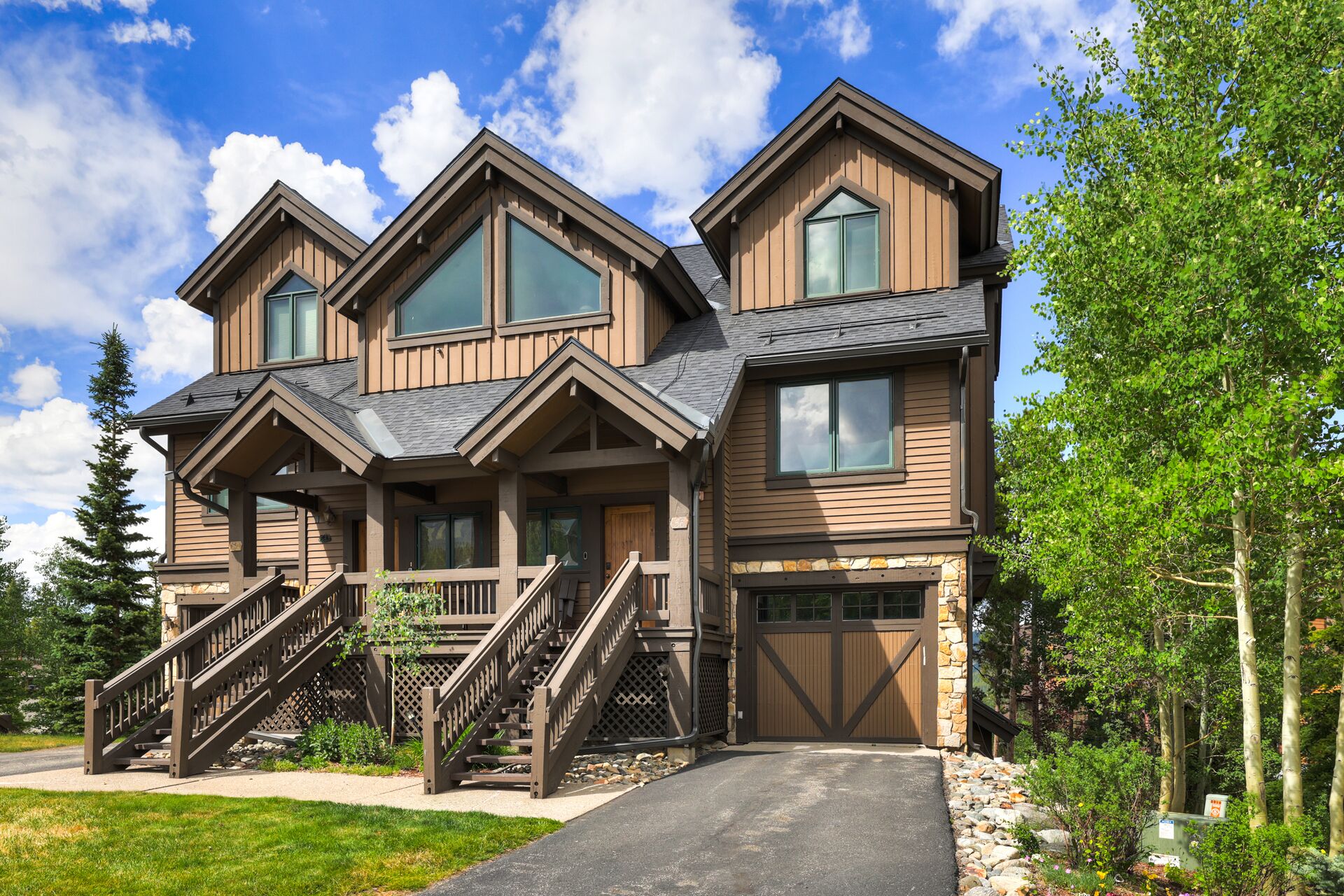 Snow on the Bluff – Close to Main Street, Great Views & Private Hot Tub!