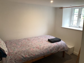 2 bedrooms, travel cot, free WiFi, bed sheets