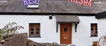 Quarryman's Rest Nr Zip World - A cosy cottage for 3