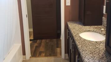 Ensemble douche/baignoire, savon, papier toilette