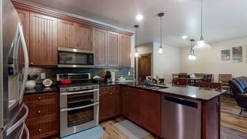 Frigorífico, microondas, horno y placa de cocina