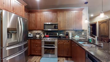 Frigorífico, microondas, horno y placa de cocina