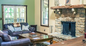 Tv, eldstad, dvd-spelare och ett bordtennisbord