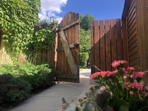 Wheelchair Accessible 2 BR Downtown Suite: Urban Comfort - Pet Friendly.