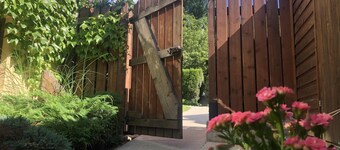 Wheelchair Accessible 2 BR Downtown Suite: Urban Comfort - Pet Friendly.