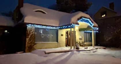 Wheelchair Accessible 2 BR Downtown Suite: Urban Comfort- Pet-Friendly.