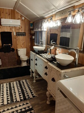 Ensemble douche/baignoire, sèche-cheveux, serviettes fournies, savon
