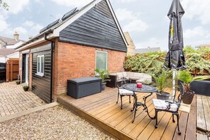 Outdoor dining - Detached cosy house with private hot tub & parking, for 2 +2 near Poole Hospital (Poole)