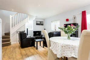 Smart TV, DVD player, books, video library - Detached cosy house with private hot tub & parking, for 2 +2 near Poole Hospital (Poole)