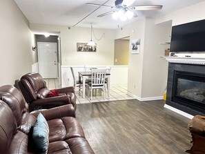 Fernseher, Kamin, Videospiele, Arbeitsbereiche