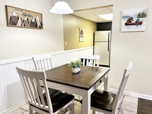 Dining - Easy Access Off The Parkway, Close to Everything! (Pigeon Forge)